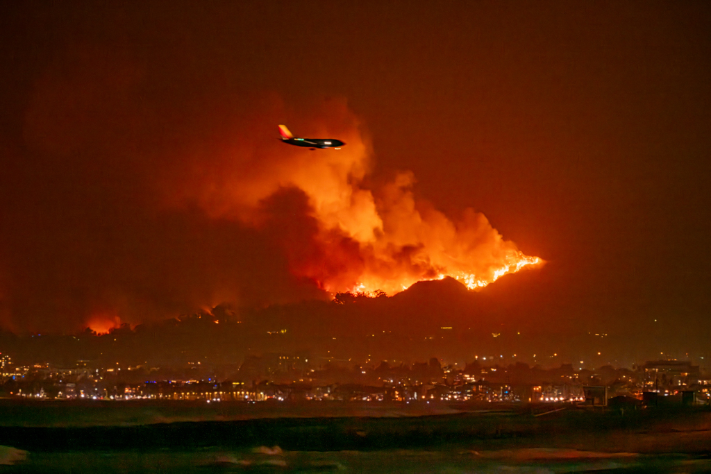 The Palisades fire viewed from Manhattan Beach shortly after sunset, on Wednesday, January 8, six hours after the fire started. Photo by Ken Pagliaro